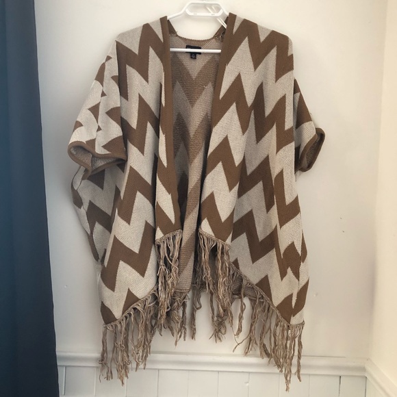 Poncho 🖤 - Picture 2 of 3